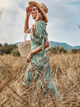 Grünes Printkleid mit hoher Taille